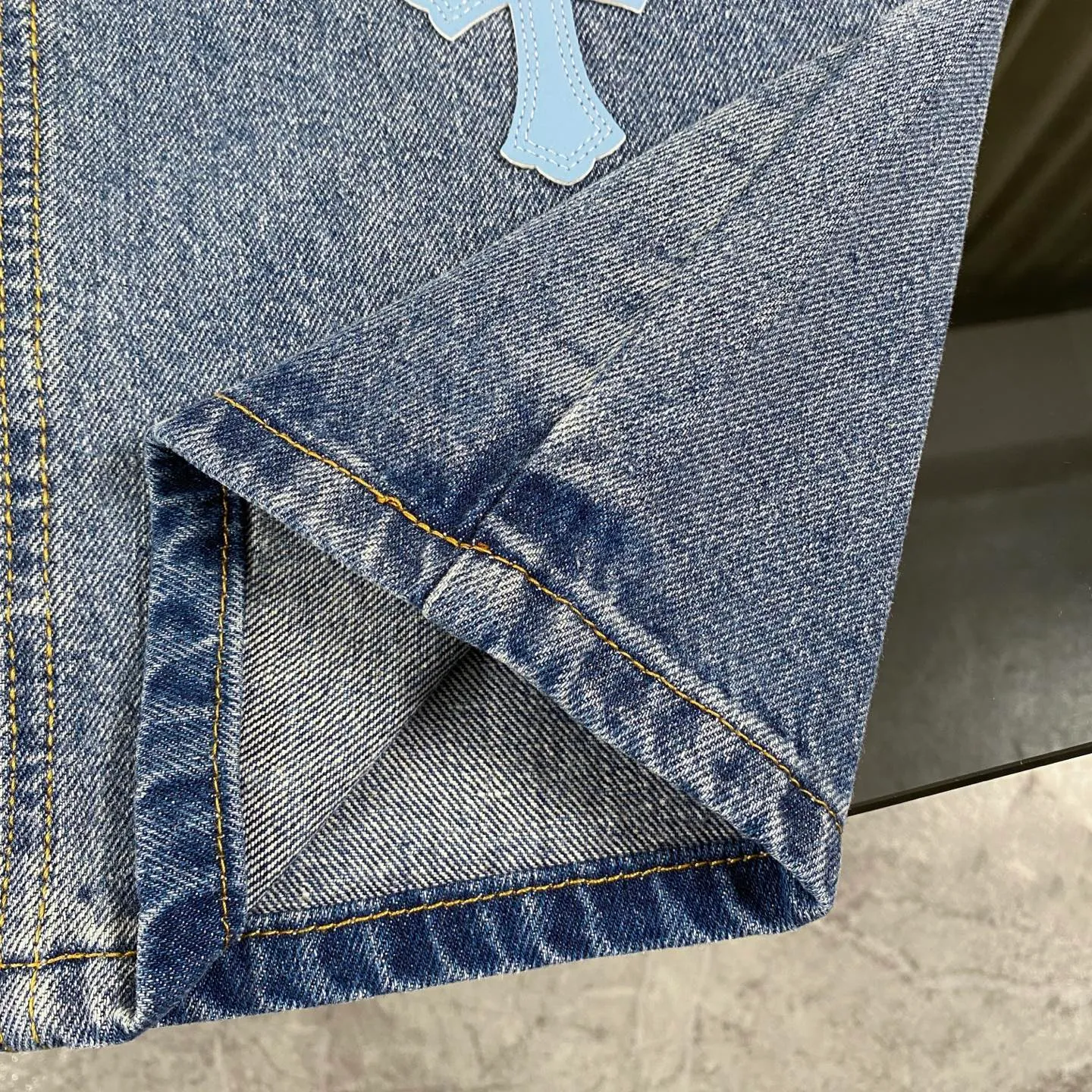 🅿️280 chrome hearts 2025 new city limited leather label jeans vi Top heavy industry fashionable design] Consistent high street luxury style creation. Speaking of this style, the Zangyin family and GU family are definitely among the leading representative brands. Especially the Zangyin family has really achieved a state-of-the-art effect in creating high street style. It is made of unique washed materials. The color system of this model is already quite eye-catching. After it is decorated with patchwork cross flowers, it cleverly highlights the charm of the brand. Secondly, this model uses classic The classic high-waist cutting design highlights the long legs and the fashionable temperament of the upper body. The brand is highly recognizable and the slim fit configuration is more suitable for daily wear. This product is a product that interprets personality, fashion, and specifications at a glance. This single product is enough to make any fan excited. It can be a white T-shirt for youthful preppy style, or a tight sling for royal lady style. It has strong matching ability and can be easily controlled by men.  [Material and craftsmanship] Needless to say, this point goes without saying. As an excellent craftsman brand, Zangyin has really perfect requirements for details and craftsmanship. The washed color of this model has gone through so many processes, not to mention the embellishment of the denim appliqués. It is also purely handmade and sewn. Just like what they believe in, only handmade things have soul and have the meaning of wear. A top-notch heavy-duty fashionable denim item, I look forward to your perfect interpretation! !  Size:28-34